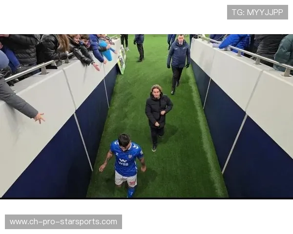 球员在赛后呼吁球迷继续支持球队前进,球迷们正在为队员们加油鼓劲 球员在赛后呼吁球迷继续支持球队前进,球迷们正在为队员们加油鼓劲